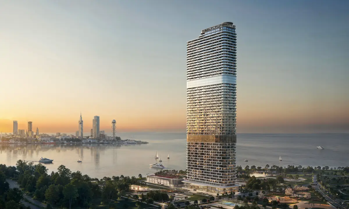 Wieża First na Ambassadori Island o zachodzie słońca, w tle wybrzeże Batumi